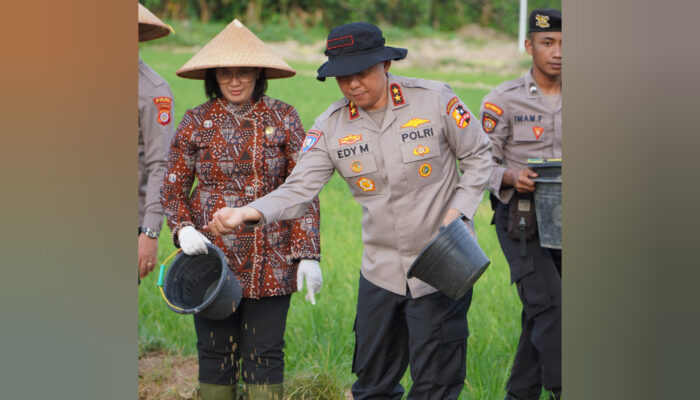 Kakorbinmas Baharkam Polri Semai Padi di Kulonprogo