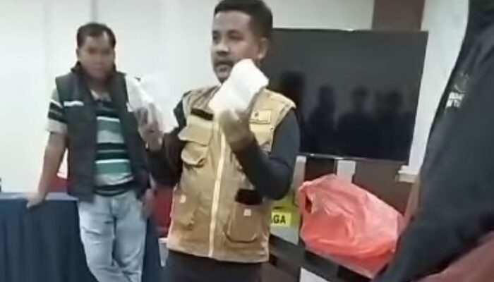 Parah, Warga Grebek Mobil Bawa 121 Amplop Berisi Uang Jelang Pemilihan