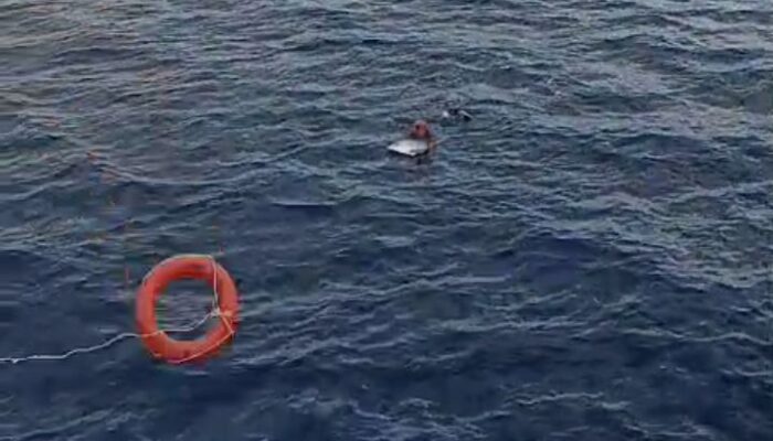 Perahu Tenggelam Diterjang Badai, Nelayan Kolaka Diselamatkan Kru Ferry KMP Fais