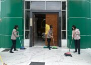 Ciptakan Kenyamanan Beribadah di Bulan Ramadan, Polres Kolaka Timur Bersih-Bersih Masjid Raya