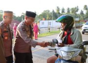Ramadan Mubarak, Polres Kolut Bagikan Takjil Kepada Para pengendara