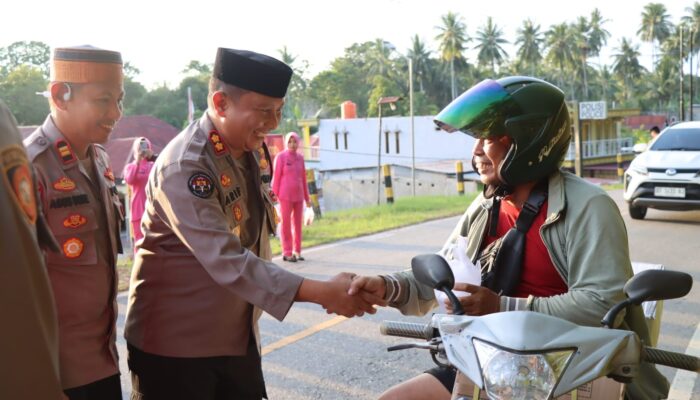 Ramadan Mubarak, Polres Kolut Bagikan Takjil Kepada Para pengendara