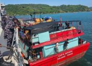 KRI Oswald Siahaan-354 Gagalkan Aksi Mencurigakan di Laut, ABK KM Karya Samudera Kedapatan Bawa Sabu