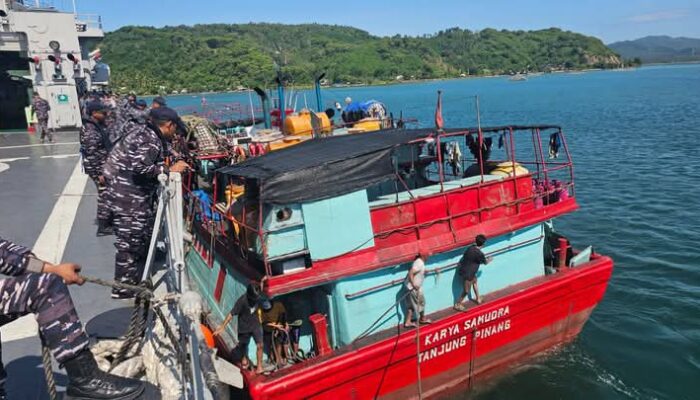 KRI Oswald Siahaan-354 Gagalkan Aksi Mencurigakan di Laut, ABK KM Karya Samudera Kedapatan Bawa Sabu