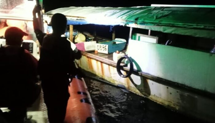 Tim SAR Evakuasi 6 Penumpang Longboat Mati Mesin di Perairan Pulau Kaledupa