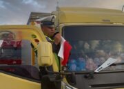 Satlantas Polres Kolaka Utara Bagikan Bendera Merah Putih kepada Sopir Truk