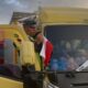 Satlantas Polres Kolaka Utara Bagikan Bendera Merah Putih kepada Sopir Truk