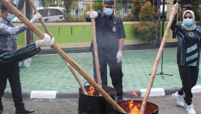 Kejari Kolaka Musnahkan Barang Bukti Narkotika, Sajam, hingga Uang Palsu
