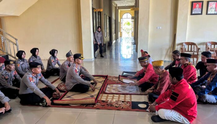 Kapolres Kolaka Utara Disambut Adat Tolaki, Diterima sebagai Warga Kehormatan