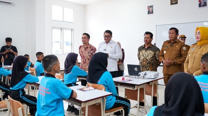 Wabup Jumarding Dampingi Menteri Ekraf Tinjau Sekolah Rakyat
