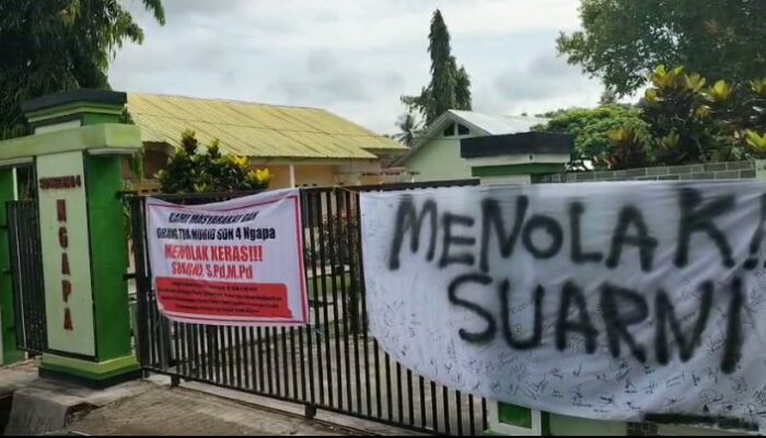 Orang Tua Murid dan Guru SDN 4 Ngapa Tolak Kepsek Baru, Pasang Spanduk hingga Berjaga di Depan Sekolah