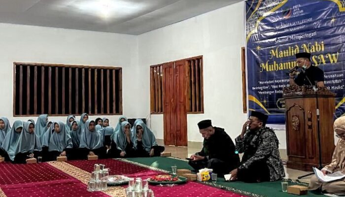 Khidmat Maulid Nabi di Totallang, PT Riota Jaya Lestari Bagikan Santunan untuk Santri