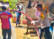 Banjir Rendam 11 Rumah di Kolut Surut, Polisi dan Damkar Bantu Warga Bersih-Bersih