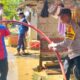 Banjir Rendam 11 Rumah di Kolut Surut, Polisi dan Damkar Bantu Warga Bersih-Bersih