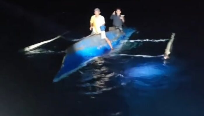 Perahu Terbalik Dihantam Ombak, Dua Nelayan di Lasusua Berhasil Diselamatkan Polisi
