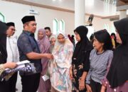 Safari Ramadan di Ranteangin, Sekda Kolut Salurkan Zakat Bagi 147 Fakir-Miskin