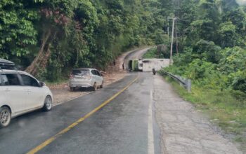 Truk Asal Sulsel Terguling di Kolut, Tumpahan Minyak CPO Lumuri Jalan Trans Sulawesi