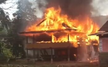 Diduga Obat Nyamuk Bakar, Dua Rumah Rata Tanah Dilalap Api di Konawe