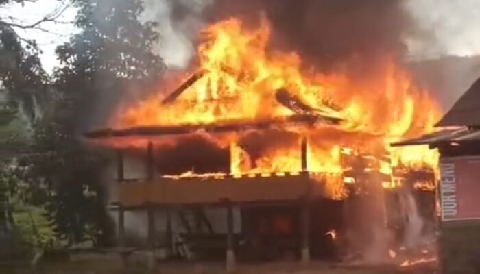 Diduga Obat Nyamuk Bakar, Dua Rumah Rata Tanah Dilalap Api di Konawe