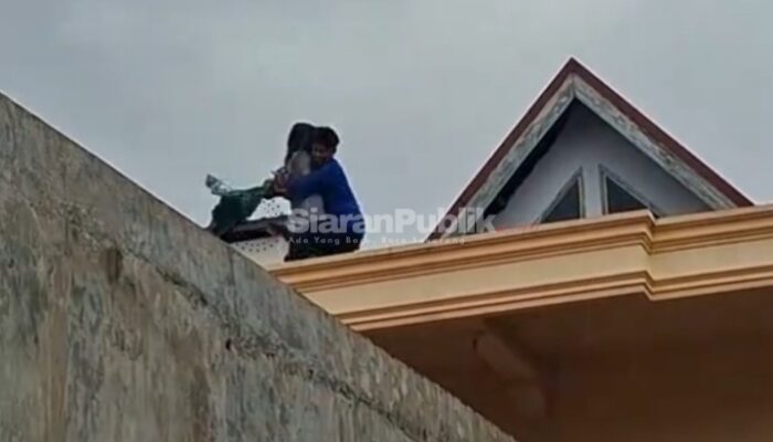 Dramatis! Damkar Evakuasi Wanita ODGJ dari Lantai Tiga Bangunan di Kolaka Utara