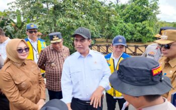 Mentan Amran Kunjungi Lokasi Banjir di Sultra, Pemerintah Kucurkan Bantuan Pemulihan Rp10 Miliar