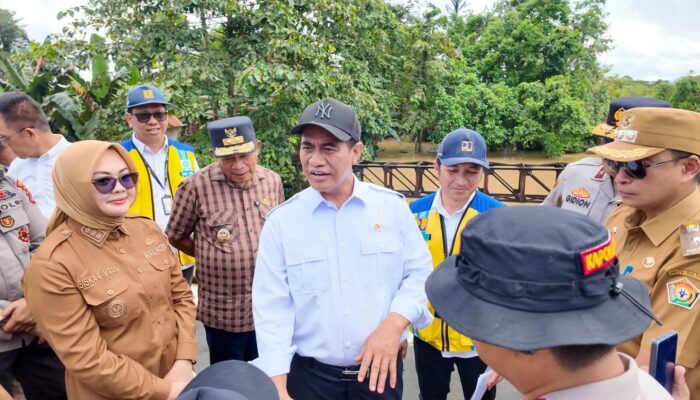 Mentan Amran Kunjungi Lokasi Banjir di Sultra, Pemerintah Kucurkan Bantuan Pemulihan Rp10 Miliar