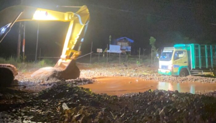 Lumpur Tambang PT Kasmar Tiar Raya Kembali Tutupi Jalan Trans Sulawesi di Kolaka Utara