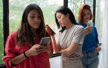 Sering Scroll Tanpa Sadar? Ternyata Tempat Bisa Bikin Kamu Ketagihan HP