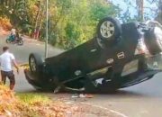 Mobil Toyota Rush Terbalik di Tikungan Letter S Walasiho, Sopir Gagal Kuasai Kendaraan