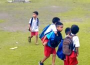 Kisah Haru dari Sumba, Murid SD Bergantian Gendong Temannya yang Difabel Demi Bisa Sekolah