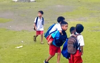 Kisah Haru dari Sumba, Murid SD Bergantian Gendong Temannya yang Difabel Demi Bisa Sekolah