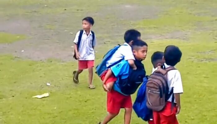 Kisah Haru dari Sumba, Murid SD Bergantian Gendong Temannya yang Difabel Demi Bisa Sekolah