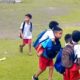Kisah Haru dari Sumba, Murid SD Bergantian Gendong Temannya yang Difabel Demi Bisa Sekolah