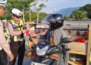 Jelang HUT RI, Satlantas Polres Kolut Bagikan Puluhan Bendera Merah Putih