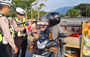 Jelang HUT RI, Satlantas Polres Kolut Bagikan Puluhan Bendera Merah Putih