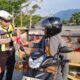 Jelang HUT RI, Satlantas Polres Kolut Bagikan Puluhan Bendera Merah Putih