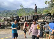 Truk Pengangkut Kendaraan Terguling di Jalur Menanjak Trans Sulawesi Kolaka Utara