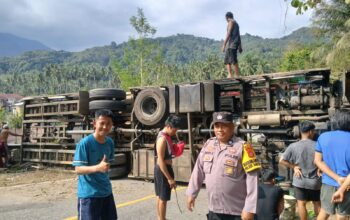 Truk Pengangkut Kendaraan Terguling di Jalur Menanjak Trans Sulawesi Kolaka Utara