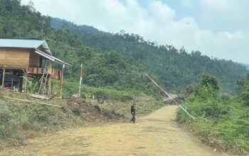 Jalan Tak Beraspal Ini Serasa Lewat Pintu Tol, 9 Palang Minta Bayaran