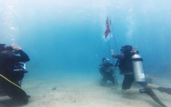 60 Penyelam Gelar Upacara Pengibaran Merah Putih di Dasar Laut Kolaka Utara Bersama Wagub Sultra
