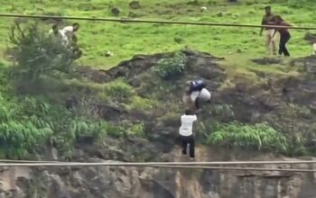 Ngambek Soal Cicilan iPhone Berujung Maut, Seorang Anak Bersama Kedua Orang Tuanya Tewas Jatuh ke Jurang